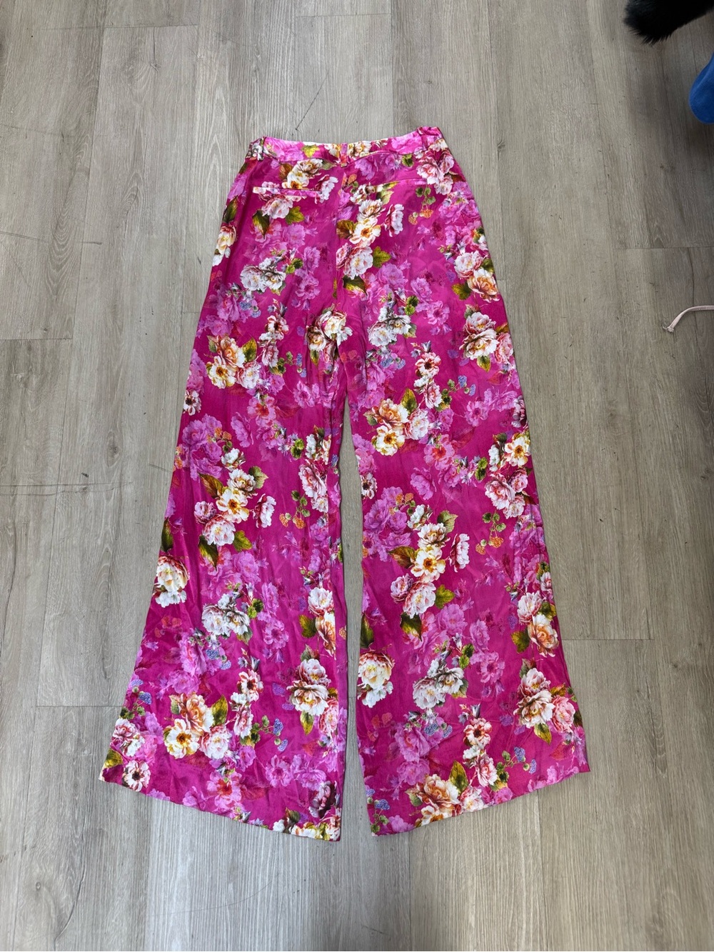 L'AGENCE Pink Floral Satin Pilar Wide Leg Pants Sz 4 - Picture 3 of 4